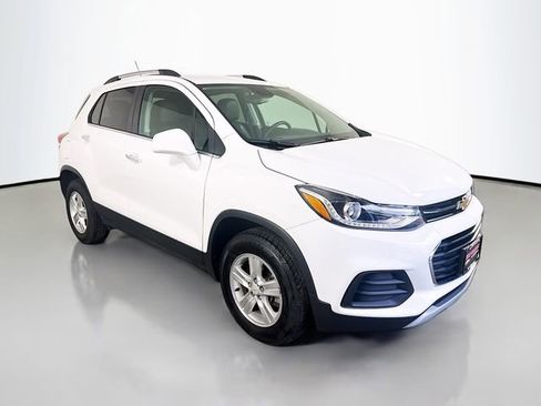 Used 2018 Chevrolet Trax LT w/ LT Convenience Package AWD/4WD image 2