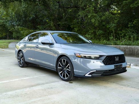 Used 2023 Honda Accord Touring image 2