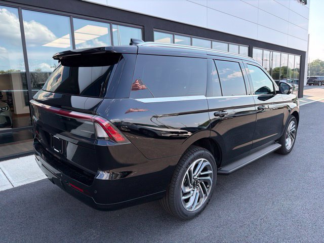 New 2027 Lincoln Navigator Premiere AWD/4WD image 3