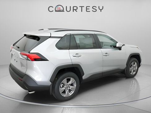 Used 2025 Toyota RAV4 XLE w/ Convenience Package FWD image 14