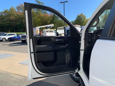 Used 2024 Chevrolet Silverado 2500 Custom w/ Custom Value Package image 17