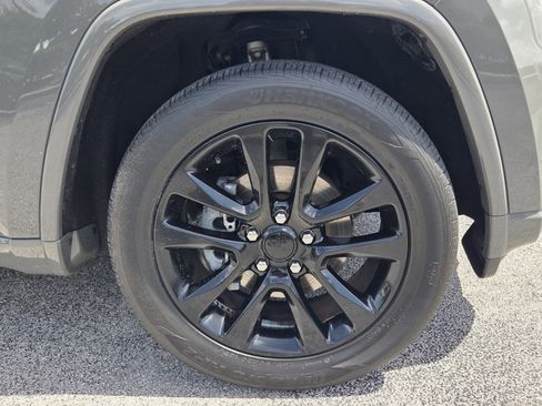 Used 2019 Jeep Grand Cherokee Altitude AWD/4WD image 9