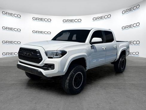 Used 2017 Toyota Tacoma SR5 w/ Tow Package AWD/4WD image 3