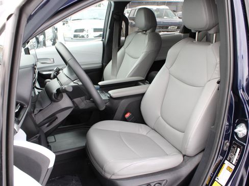 Used 2025 Toyota Sienna XLE image 15