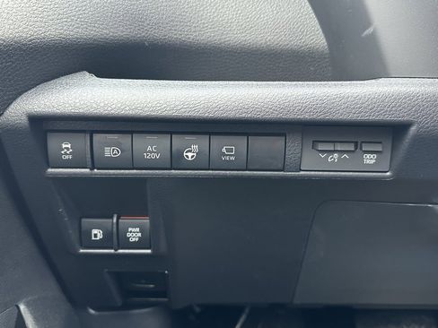 Used 2025 Toyota Sienna Platinum image 30