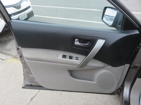 Used 2012 Nissan Rogue SV w/ Premium Pkg image 26