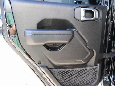 Used 2024 Jeep Gladiator Rubicon w/ Technology Group image 16