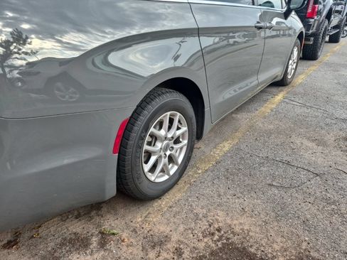 Used 2025 Chrysler Pacifica Select FWD image 10