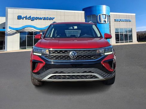 Used 2022 Volkswagen Taos SE w/ Panoramic Sunroof Package AWD/4WD image 2