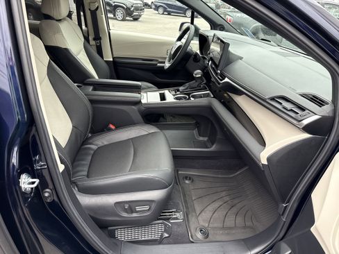 Used 2025 Toyota Sienna Platinum image 26