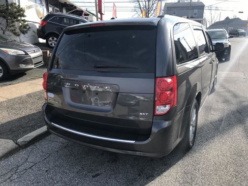 Used 2020 Dodge Grand Caravan SXT image 7