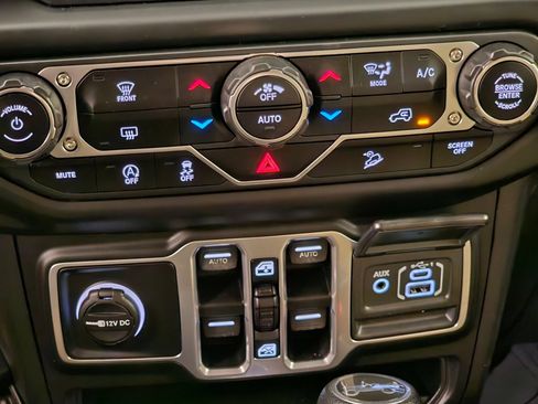 Used 2018 Jeep Wrangler Unlimited Sahara AWD/4WD image 11