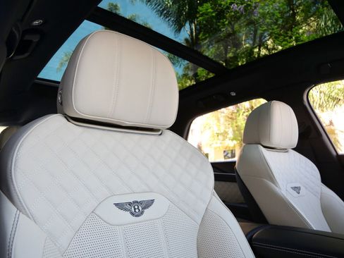 Used 2023 Bentley Bentayga AWD/4WD image 25