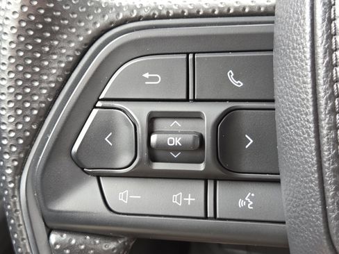 Used 2025 Toyota Tacoma SR5 AWD/4WD image 11