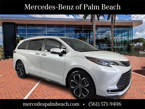 Used 2025 Toyota Sienna Platinum image 1