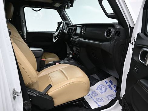 Used 2018 Jeep Wrangler Unlimited Sahara AWD/4WD image 17