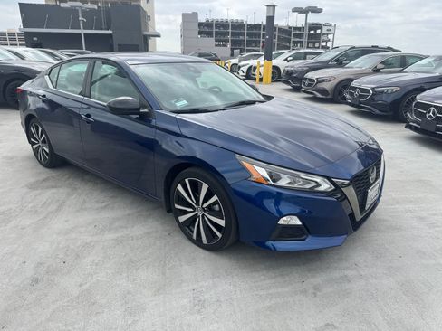 Used 2022 Nissan Altima 2.5 SR FWD image 2