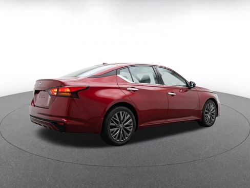 Used 2025 Nissan Altima 2.5 SV FWD image 11