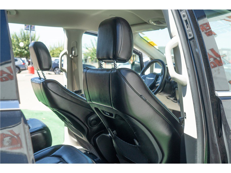 Used 2023 Chrysler Pacifica Touring-L FWD image 38
