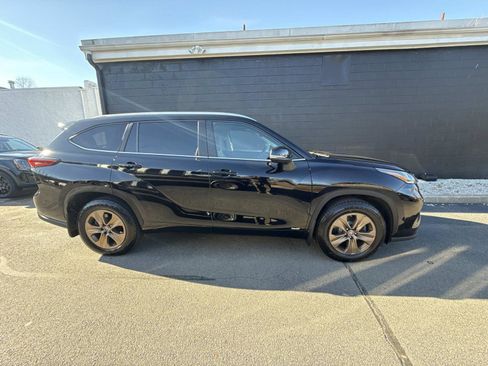 Used 2023 Toyota Highlander Bronze Edition image 3