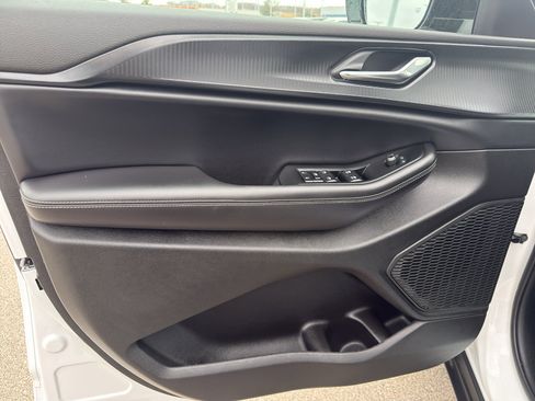 Used 2024 Jeep Grand Cherokee Altitude AWD/4WD image 13