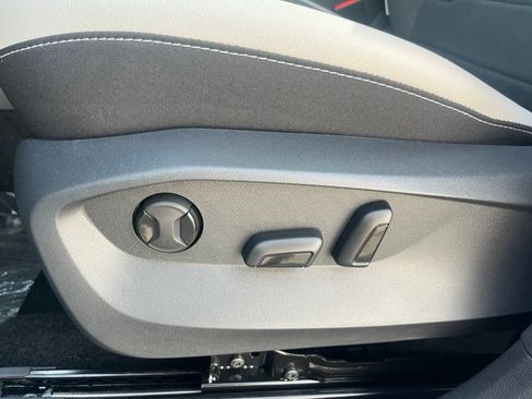 New 2025 Volkswagen Taos SE image 7