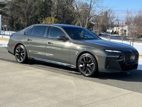 Used 2023 BMW 740i w/ Executive Package image 2