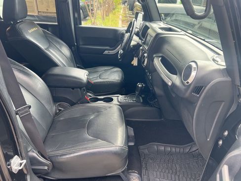 Used 2015 Jeep Wrangler Unlimited Sahara w/ Connectivity Group AWD/4WD image 24