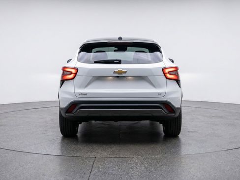 Used 2025 Chevrolet Trax LT FWD image 7