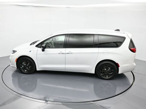 Used 2024 Chrysler Pacifica Select image 37