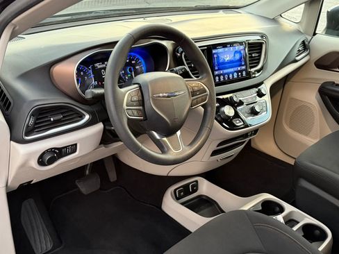 Used 2017 Chrysler Pacifica Touring FWD image 10