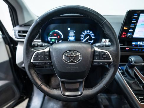 Used 2024 Toyota Sienna XLE image 17