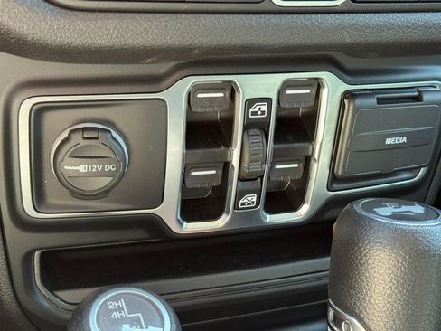 Used 2024 Jeep Wrangler Unlimited Sport AWD/4WD image 25