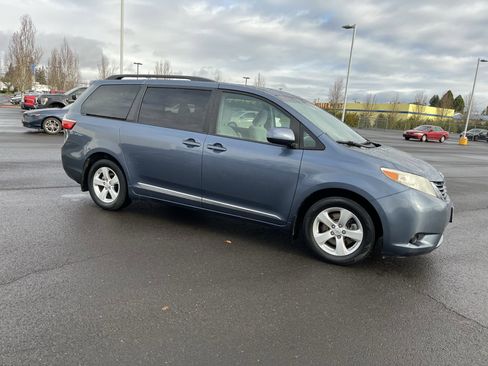 Used 2017 Toyota Sienna LE image 7