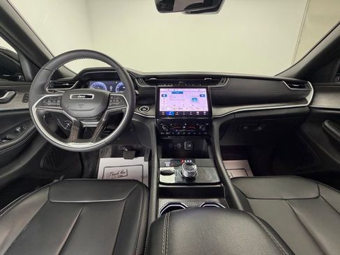 Used 2025 Jeep Grand Cherokee Limited image 10