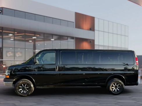 Used 2018 Chevrolet Express 3500 LT w/ LT Preferred Equipment Group RWD image 3
