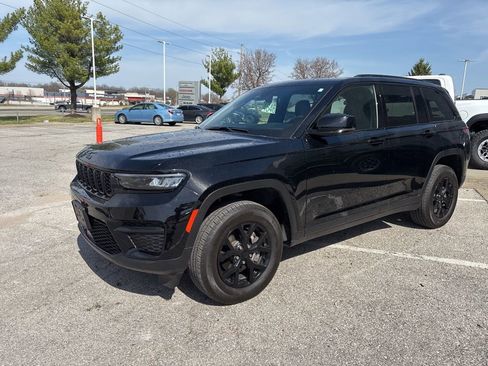 Used 2025 Jeep Grand Cherokee Altitude image 10