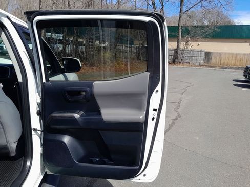 Used 2016 Toyota Tacoma SR5 w/ SR5 Appearance Package (SN) RWD image 32