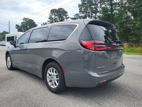 Used 2023 Chrysler Pacifica Touring-L w/ Uconnect Theater Family Group FWD image 3