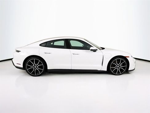 Used 2024 Porsche Taycan image 8