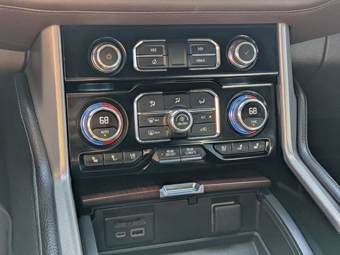 Used 2021 GMC Yukon Denali w/ Denali Premium Package AWD/4WD image 16