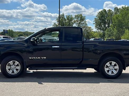 Used 2018 Nissan Titan SV image 7