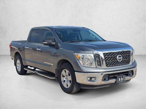 Used 2018 Nissan Titan SV image 3