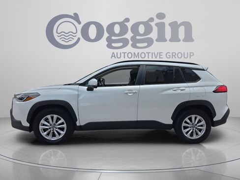 Used 2023 Toyota Corolla Cross LE AWD/4WD image 2