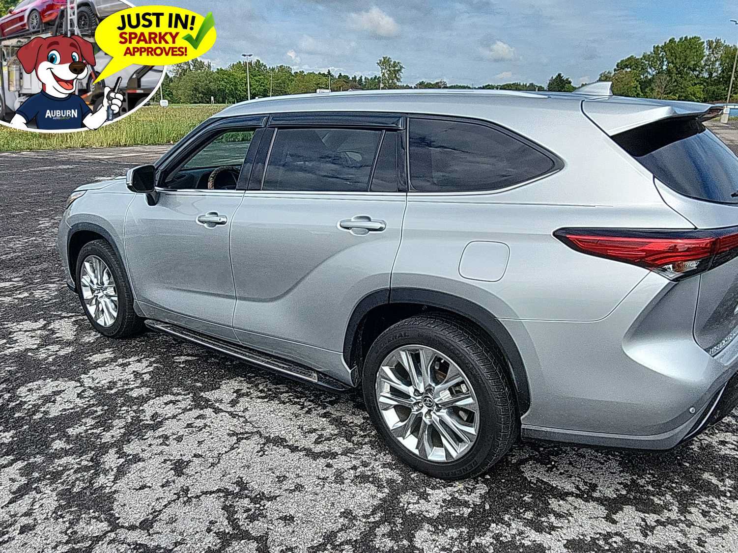Used 2022 Toyota Highlander Limited FWD image 2