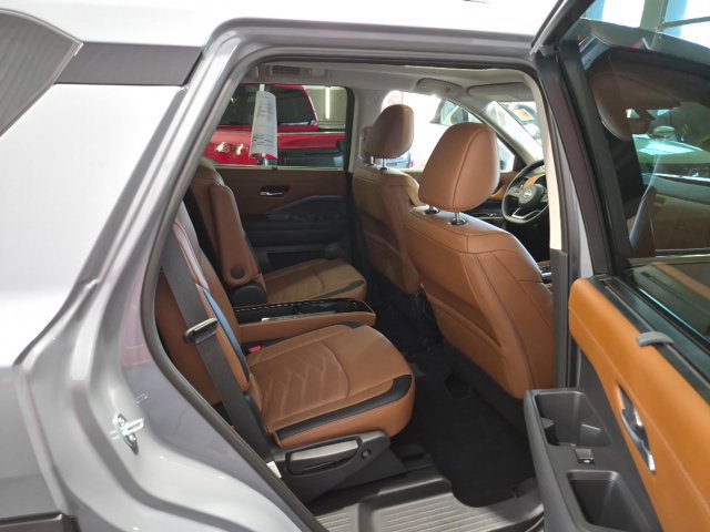 Certified 2025 Nissan Pathfinder Platinum FWD image 23