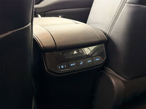 Used 2021 Toyota Highlander XLE image 22