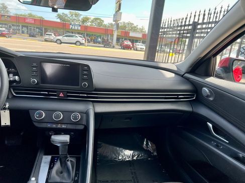 Used 2021 Hyundai Elantra SE FWD image 39