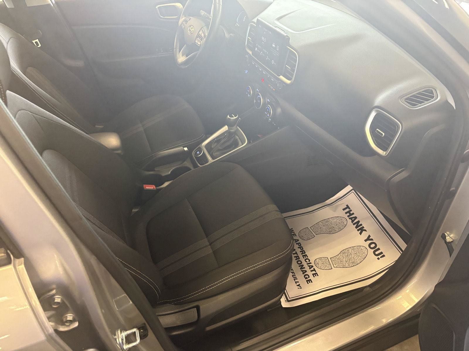 Used 2025 Hyundai Venue SEL FWD image 15