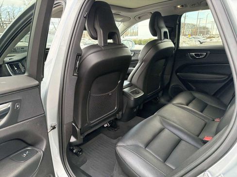 Used 2018 Volvo XC60 T5 Momentum w/ Advanced Package image 12